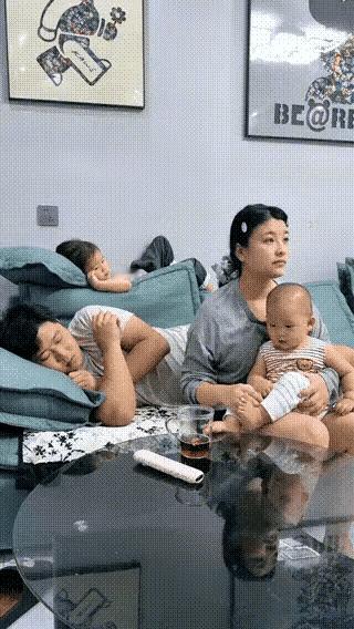 娶到这样的媳妇能过多久？大家看看这个视频，丈夫躺在沙发上睡着了，妻子抱着孩子