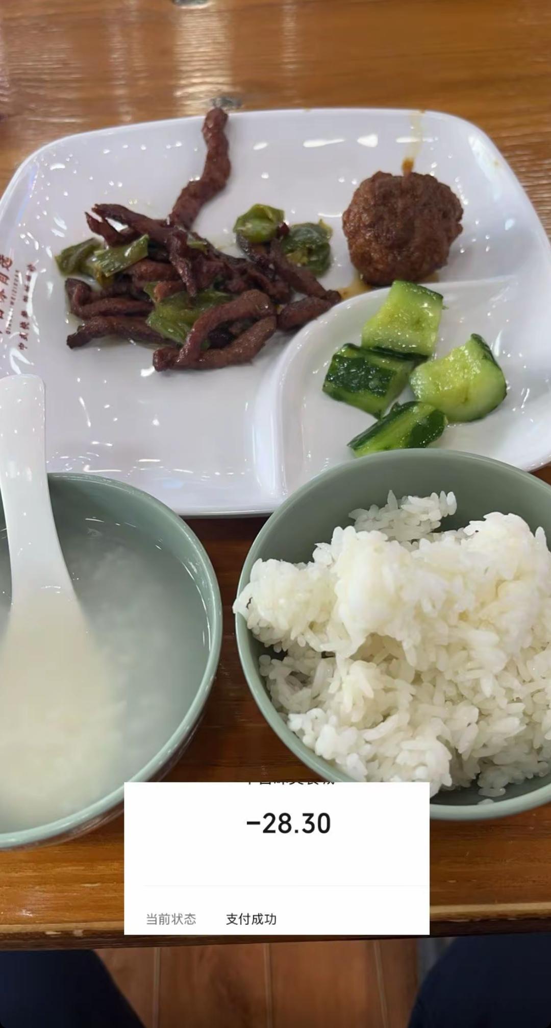 一定要避雷称重快餐！就这几个菜28块钱！小编实际上比这个人还惨，之前还吃过一