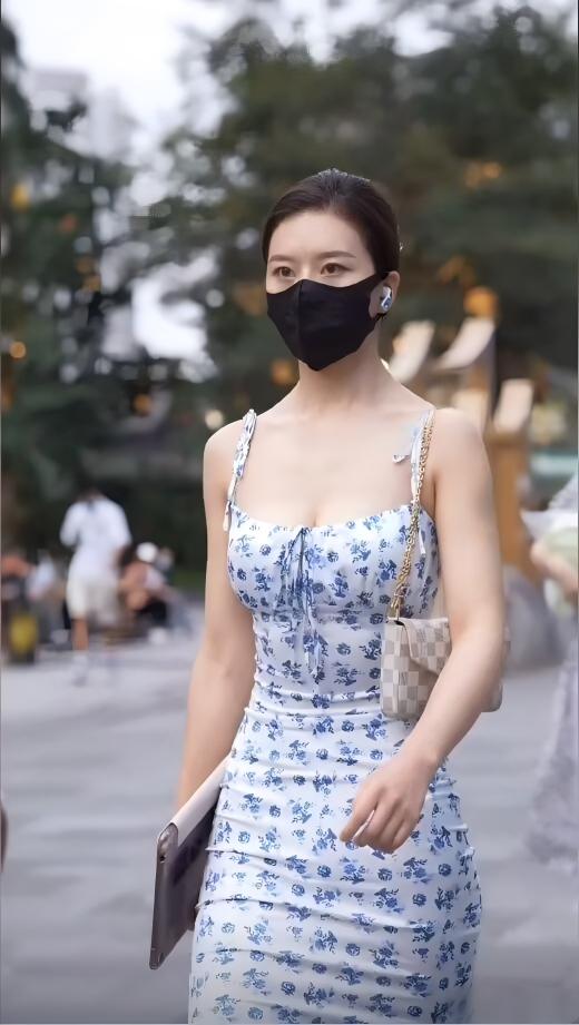 每天坚持跑步，健身，增强抵抗力，保持完美的身材和强健的身体。每天晚上按时睡觉，