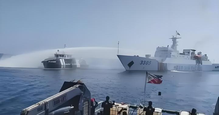 美国航母抵达为其撑腰后，菲律宾再次集结力量挑衅中方，但随后发生的一幕令美菲