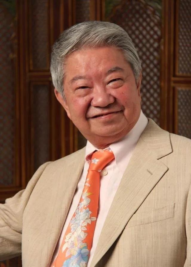 1980年邵逸夫坐在他那办公室里，推过一张整整1亿港币的支票给对面前翘着二郎腿的