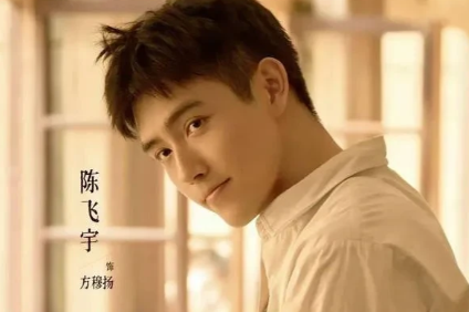 陈凯歌全力托举的儿子好不容易拿到男一号，却被男二抢了风头。《纯真年代的爱情》