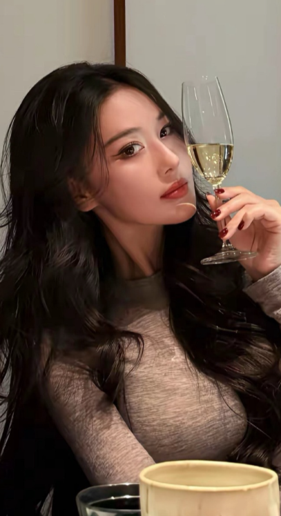 张馨予，真不像生过孩子的人，这身材保持的这么好！真自律啊！​​​