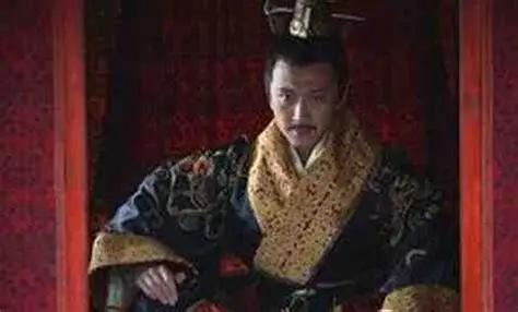 396年，东晋太元二十一年，秋夜，建康宫中。一个男人喝得烂醉，说了一句玩