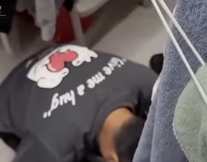 真的是太可怕了点。女大学生在宿舍老老实实睡觉，凌晨醒来时却发现宿舍内，竟然躺着一