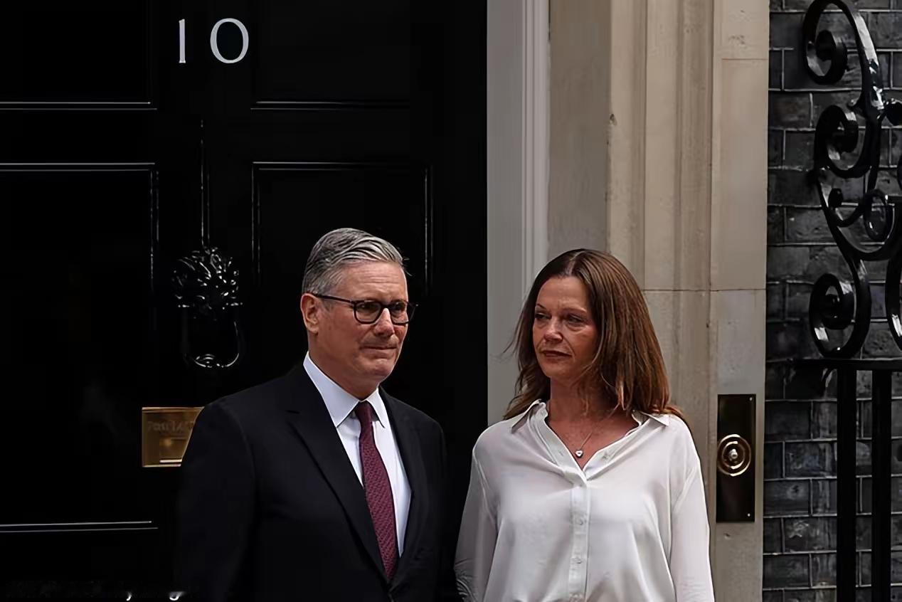 首相被迫辞职，为什么还几度哽咽英国首相斯塔默站在唐宁街10号门