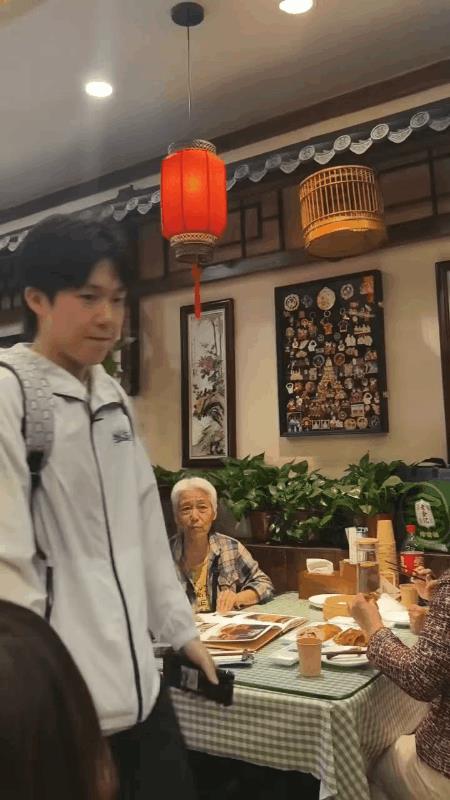 王楚钦又去玉桥吃饭啦！大头今天穿着白色的外套，背着他的那款双肩包！这个造型，