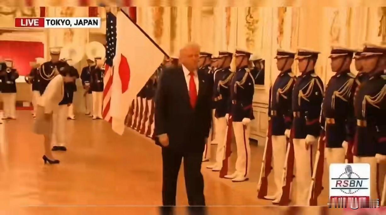 揣着明白装糊涂……欢迎仪式上,特朗普在需要对日本国旗鞠躬时,选择视而不见,径直走
