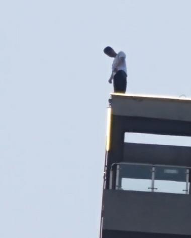 “有枣没枣打一杆！”上海， 男子长期受抑郁症折磨，医生给他开了7天病假，让他回