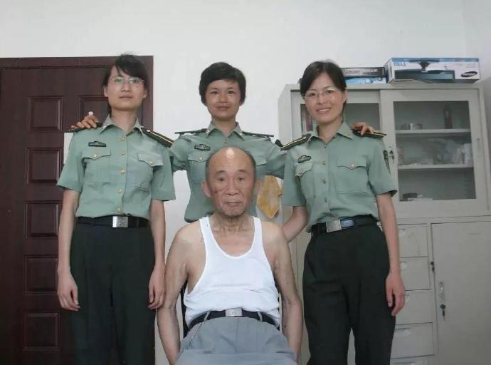 1980年5月18日中午，美国总统卡特白宫办公室的保密电话响了，得到这样一个消息