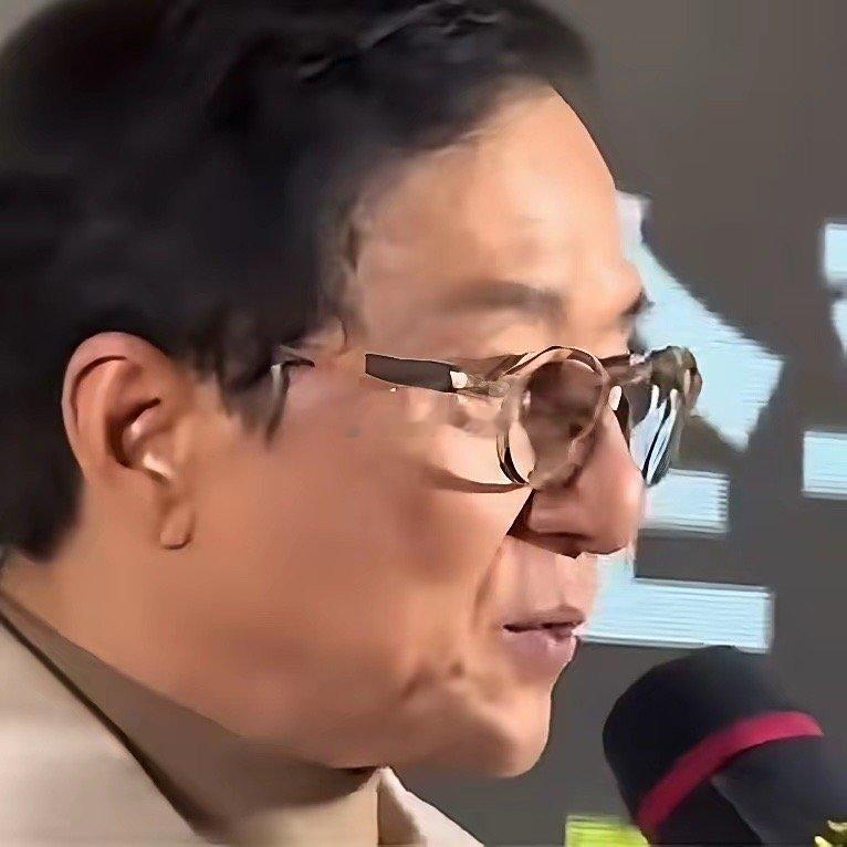 国际巨星不差钱的成龙，儿子让他操碎了心！12月28日，成龙出席新电影首映礼，突