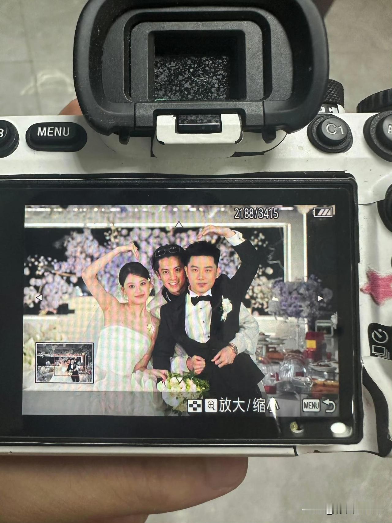 10月29日，王鹤棣素颜参加发小婚礼，摄影师返图来了，跟生图毫无差别，棣棣真帅！