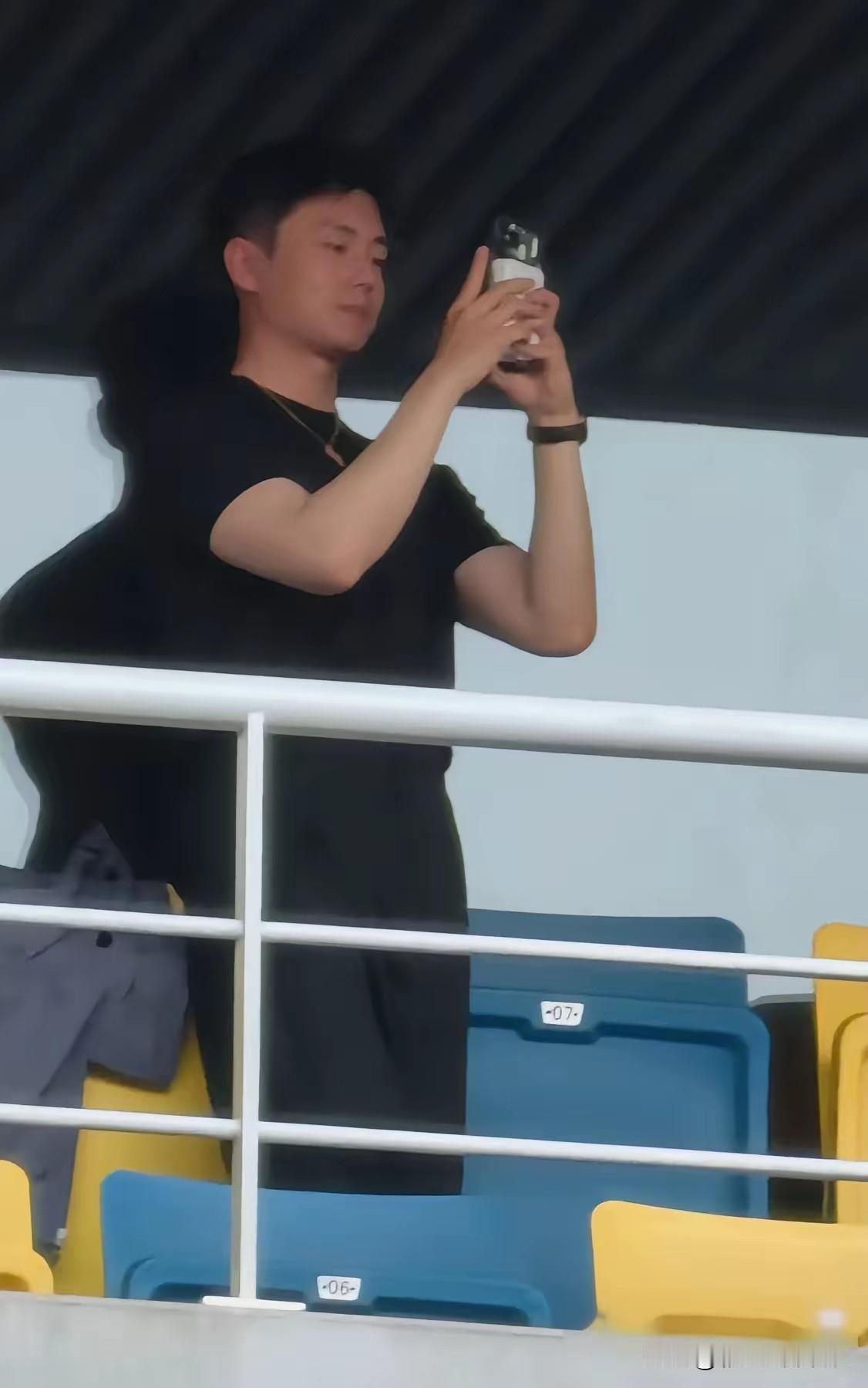 王菲去看谢霆锋西安演唱会，相伴13年的男闺蜜Ryan也在现场，和王菲都快混成家人