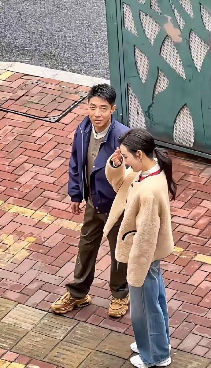 旁边女的是谁啊，也好美。