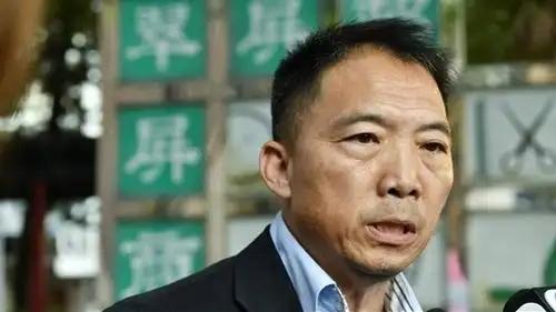 太讽刺了！乱港头目胡志伟在香港服刑期满，一刻不歇飞往英国想当“流亡政客”，谁知刚