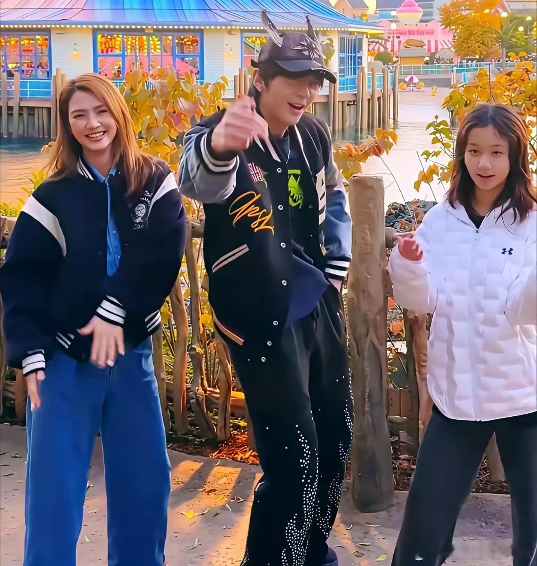 洪欣躺着赢麻了～洪欣两个孩子的长相和她简直是复制粘贴啊！大儿子张镐濂越长大越帅气