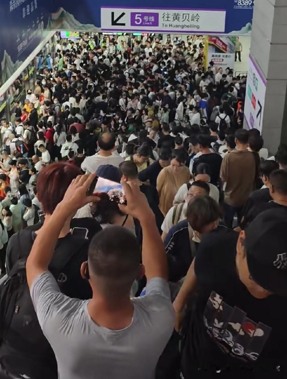 深圳北站“人潮海啸”预警：国庆别回家了国庆假期的深圳北站，那哪是车站啊，简