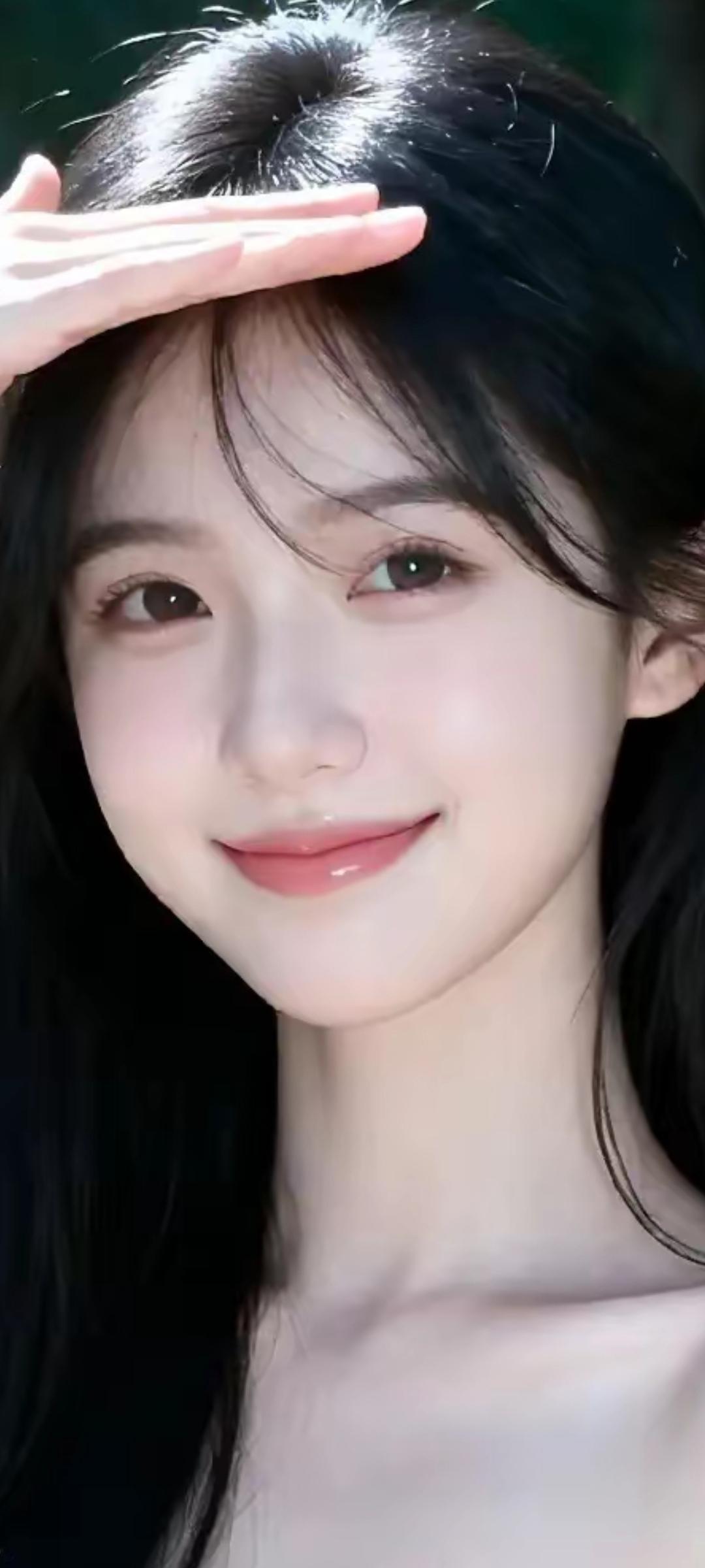 阳光下的甜美笑容，黑发飘逸，温柔动人。