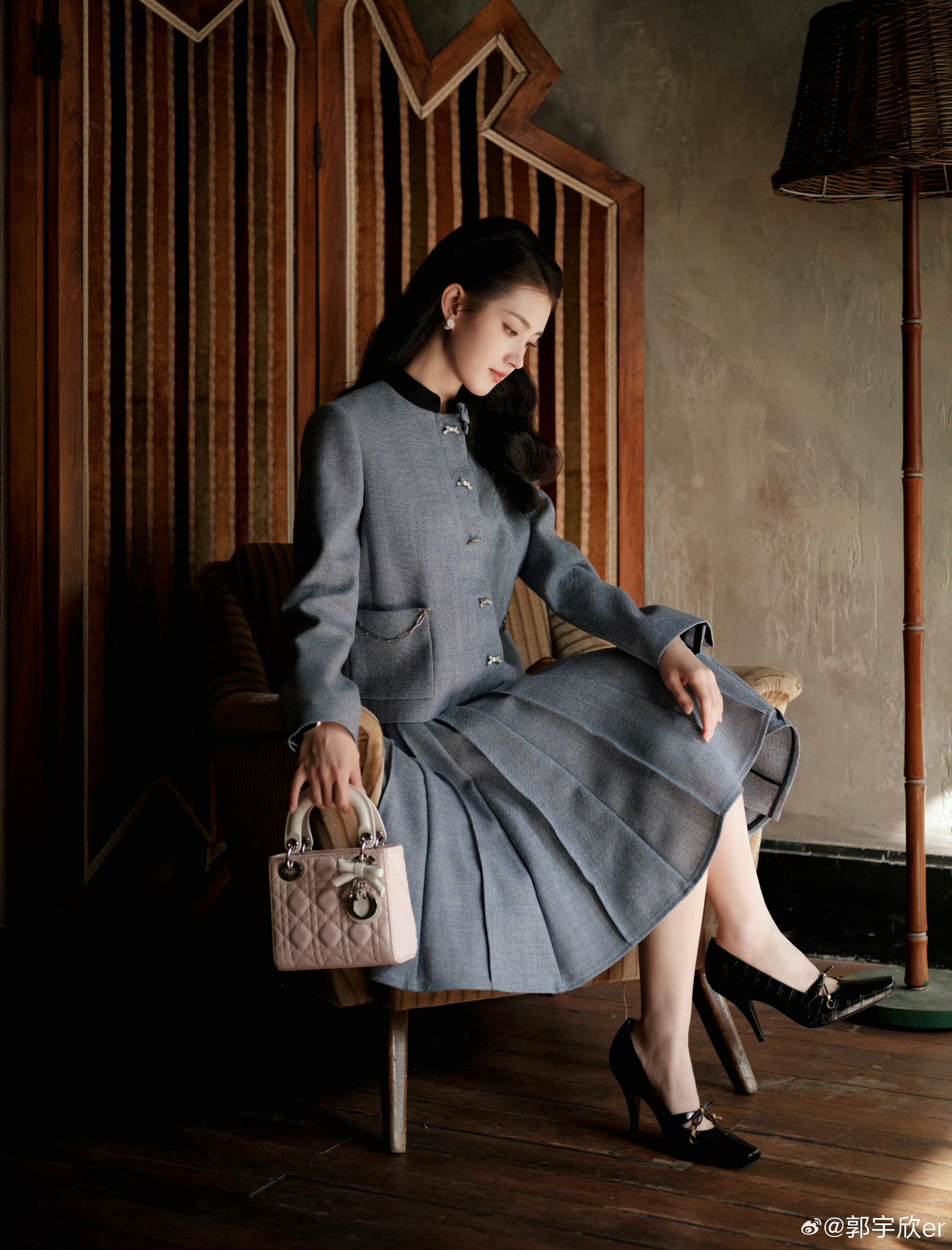 说到短剧女主时尚资源就来看看郭宇欣吧短女第一个出席高奢活动，第一个拥有正经商