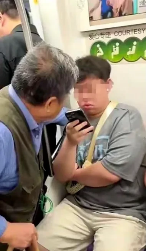 最近上海地铁回应老人要求让座事件引发热议，官方回复确实挑不出法律漏洞。可事儿就邪