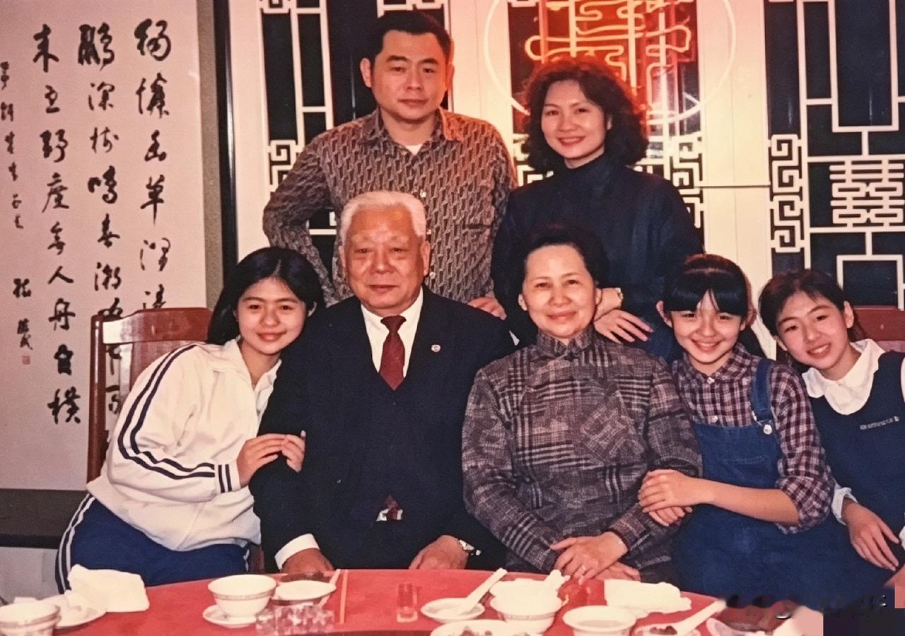 这张老全家福里，大S还扎着马尾，爷爷奶奶、爸妈、姐姐妹妹都在身边，那时候的她，笑