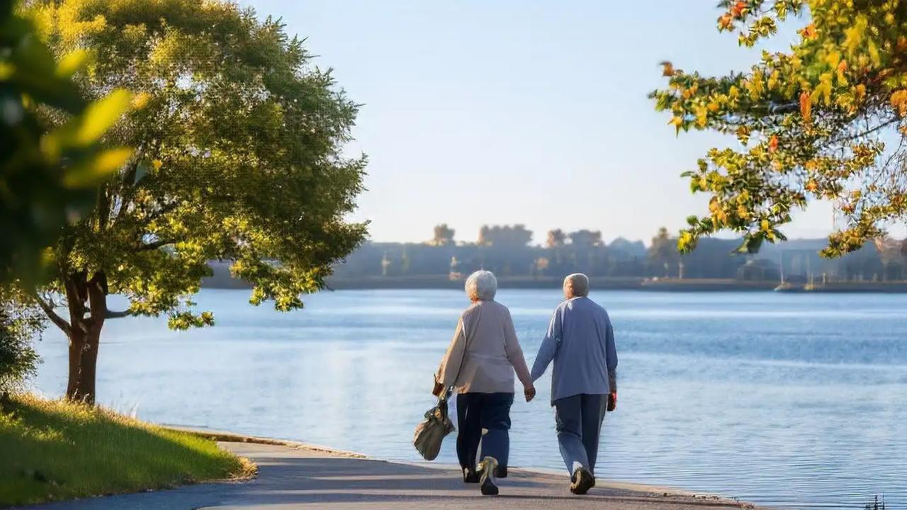 年纪大了要少走路？医生告诫：到了60岁以后，这5件事一定要避开 “人老腿先老