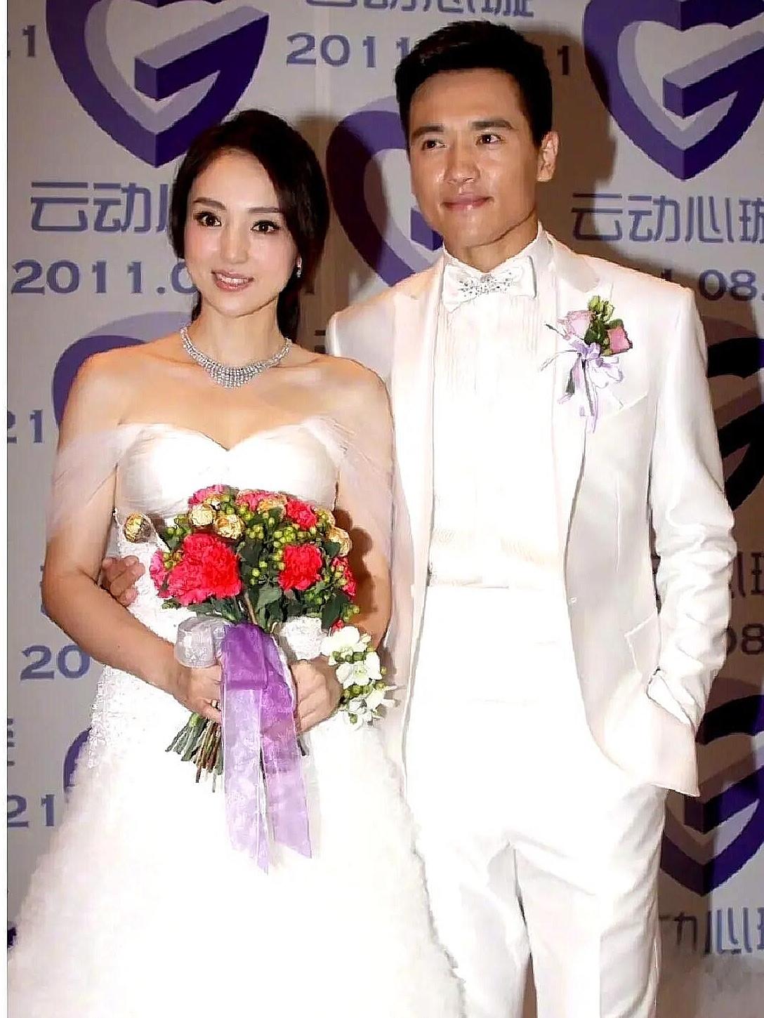 董璇真的放弃了一个美满的家庭，看看章泽天处理刘强东事件的智慧，再看看现在的董璇，