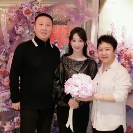 杨紫庆功宴全家福谁不想拥有这样父母谁不想拥有这样优秀的女儿