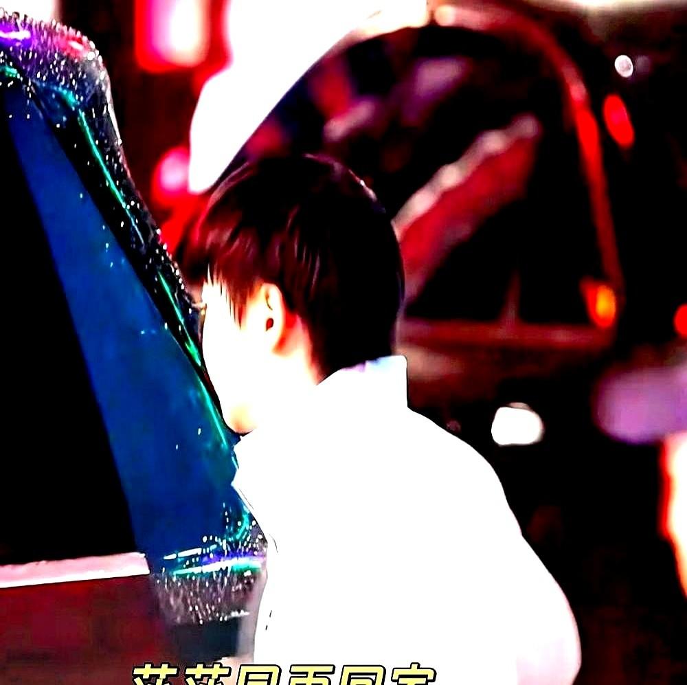 世界冠军淋雨，爹没接，错了吗？孙颖莎雨里拖着箱子走，被拍上网，一群人骂她爸狠