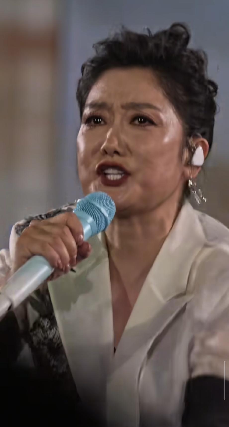 凤凰传奇长沙演唱会把玲花和曾毅两个人热得面目全非，脸上的妆都花了，看上去一下子衰