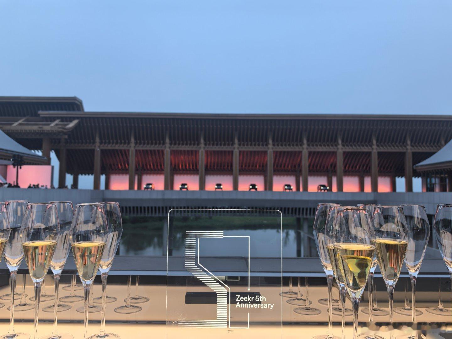 极氪8X价格，比预售时候，降了可不是一点点，包括限时权益，可是整整5.3万！长5