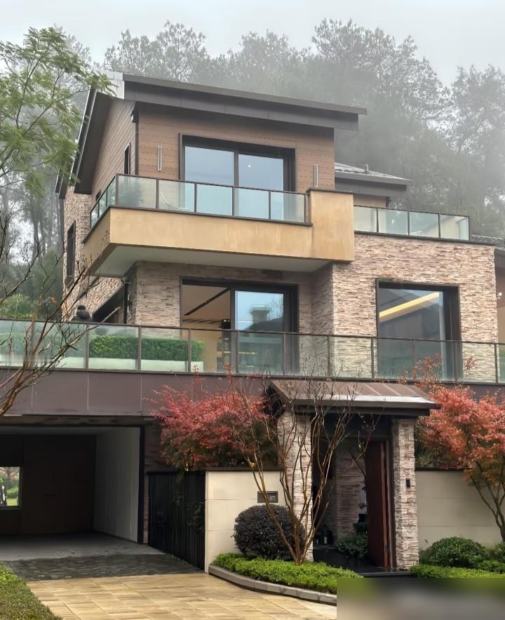 我认识一个老板，前几年在南宁三塘嘉和城买了套别墅，花了380多万，现在他跟我说这
