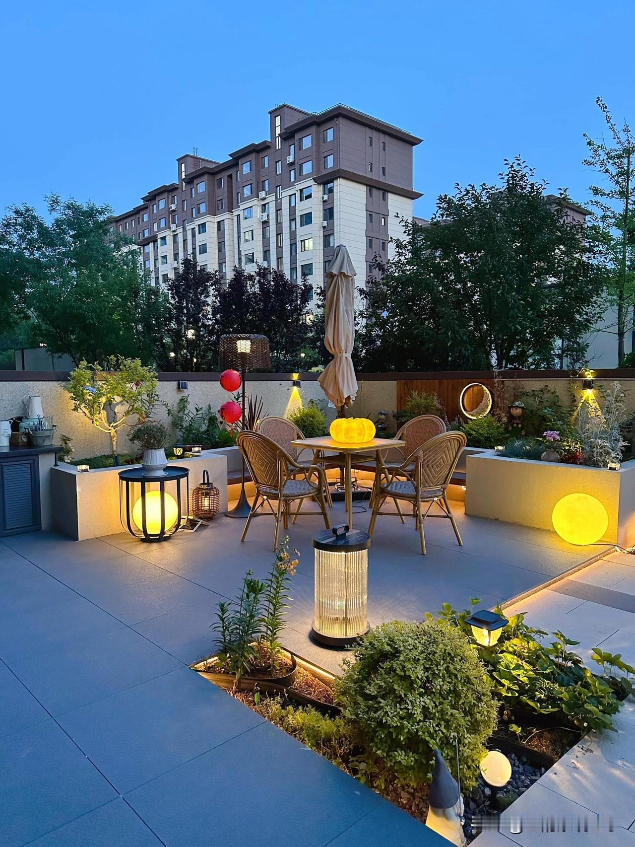 很多人一直在追求庭院的档次，总想将庭院做的高大上，所以他们总会将庭院做的花里胡哨