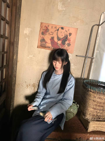 鞠婧祎两套造型两种心境民国副本两套标志性造型，浅蓝布衣温顺安分，暗红长衫阴郁清醒