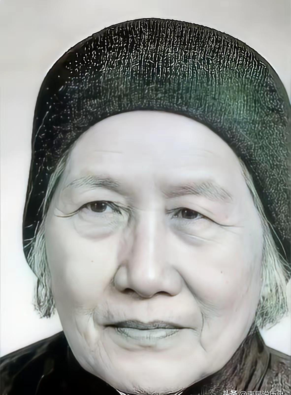 那个在湖南资兴卖了一辈子油茶、手掌满是老茧的穷苦老太，临终前指着门口那根漆黑的晒