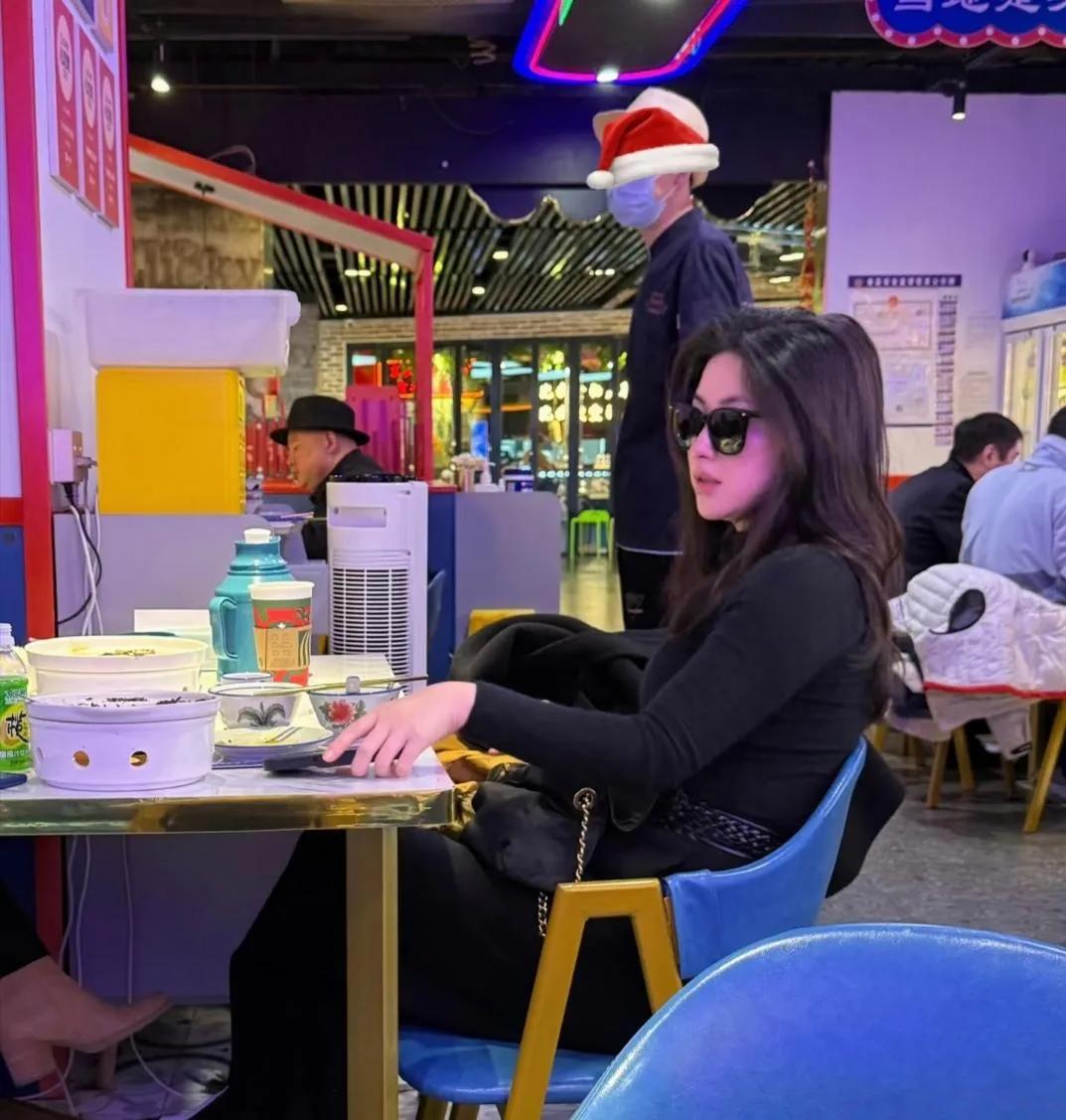 41岁朱珠与老公现身三里屯，泉州菜馆里的贵气风情41岁的朱珠和老公现身北京