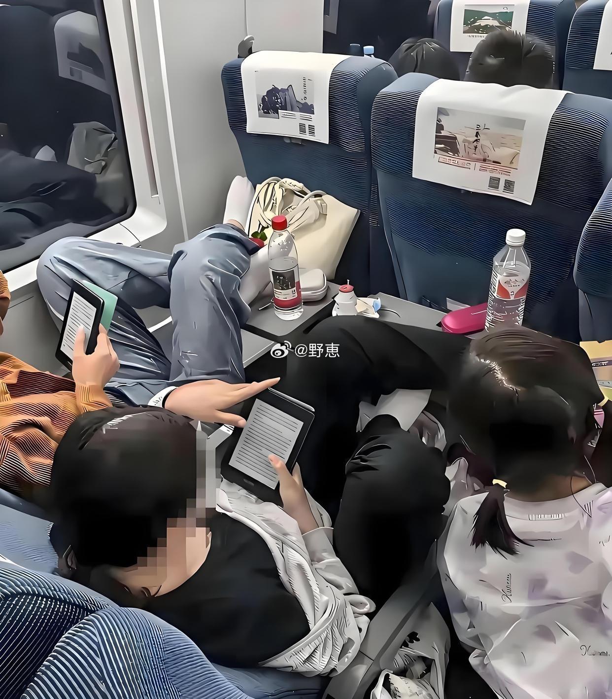 火车上的一幕，他们不会脸红么？