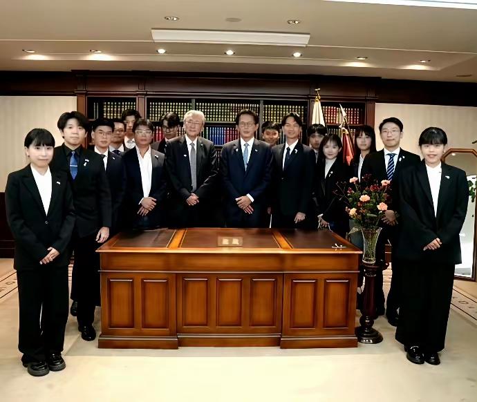 我被台湾网友笑死了。你别说，正因为他们有奇葩的思维才有这奇葩的事。黄国昌想去日