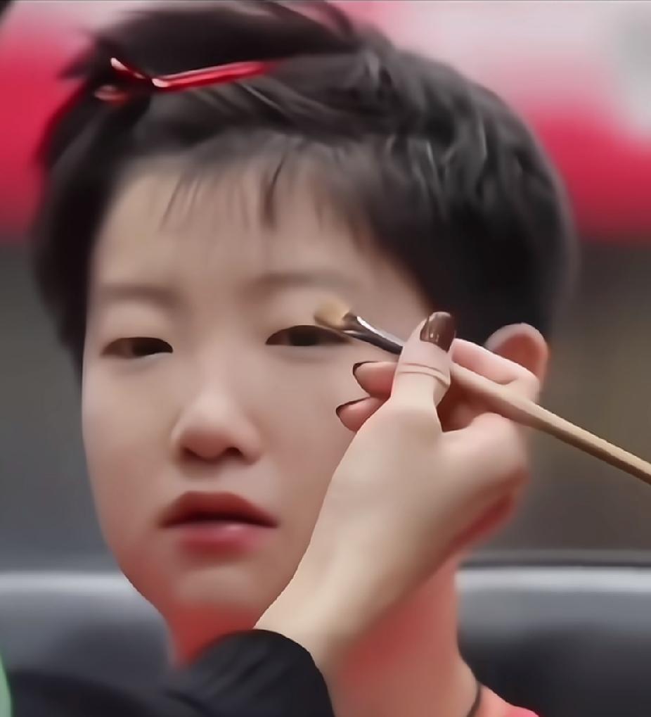 刷到这组照片，我直接被孙颖莎给戳中了心巴！这哪是赛场上那个杀伐果断的小魔王