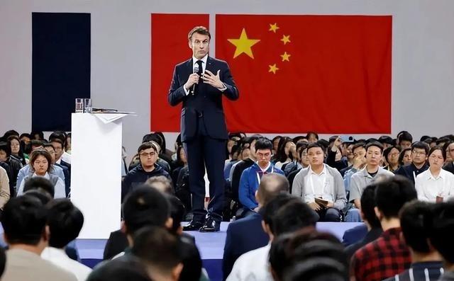 马克龙变脸也太快了！刚回国就对中国发出威胁，声称要效仿美国的做法，对中方实施关税