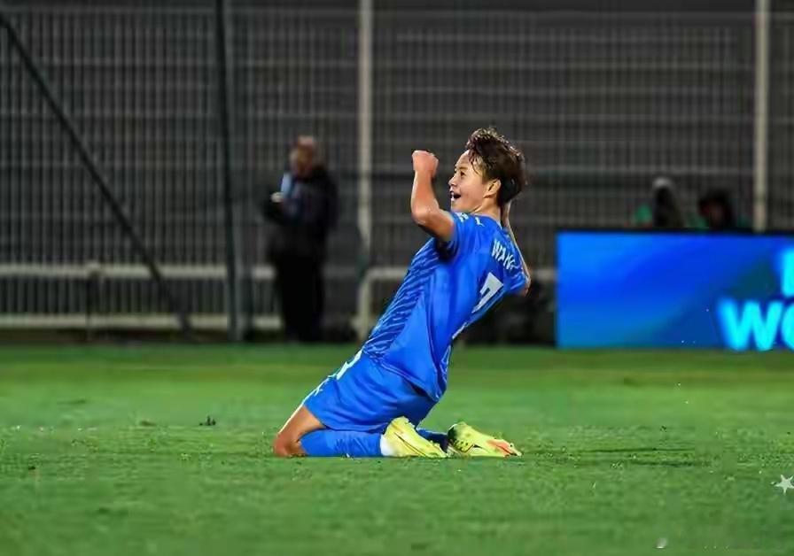 2-1险胜！王霜左脚世界波封神武汉女足遭压哨追分女超联赛焦点战，武汉女足主场2