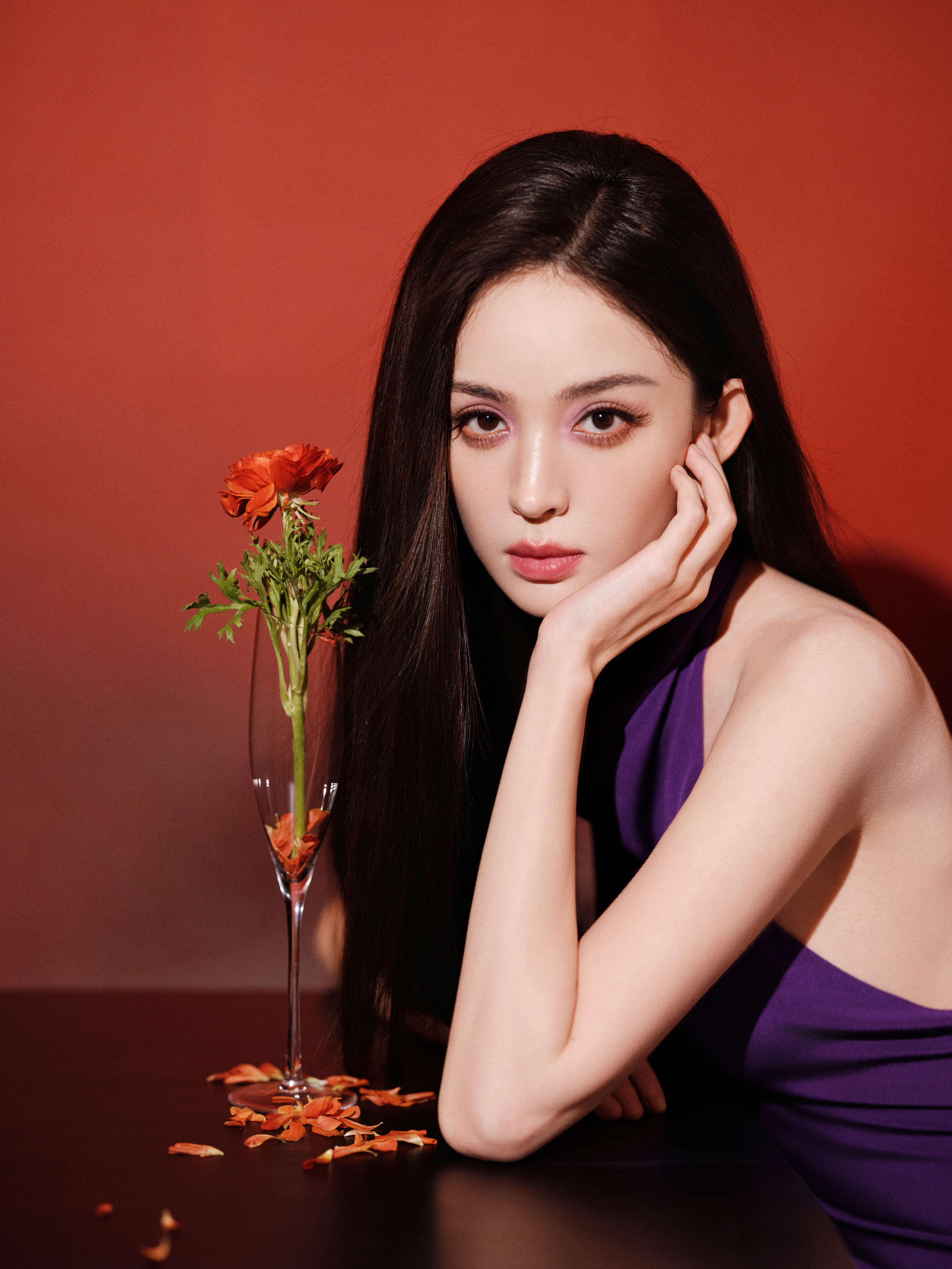 古力娜扎紫色礼裙如梦幻绸缎，贴合身形，勾勒出优雅曲线。娜扎黑长直紫裙​​​