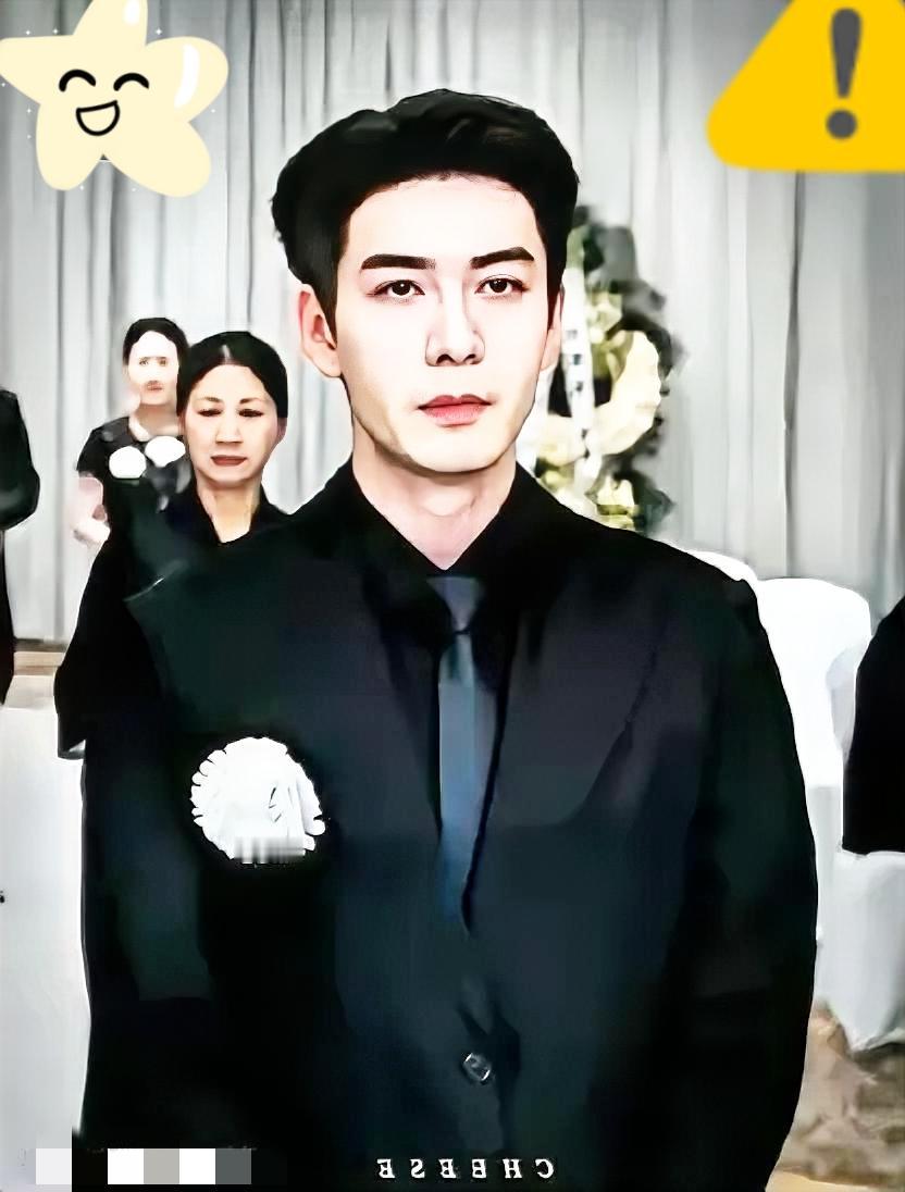 别骂许何冷漠了！他在何晴葬礼上的平静，藏着比眼泪更沉的深情。​很多人不懂，