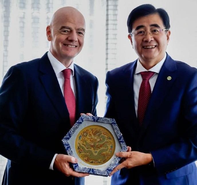 因凡蒂诺晒照与宋凯合影 北京时间4月28日下午，国际足联主席因凡蒂诺通过个人