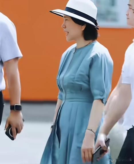 72岁董明珠现身成都太古里，一身蓝连衣裙搭配休闲鞋，状态气质出众看着仅五十岁，不