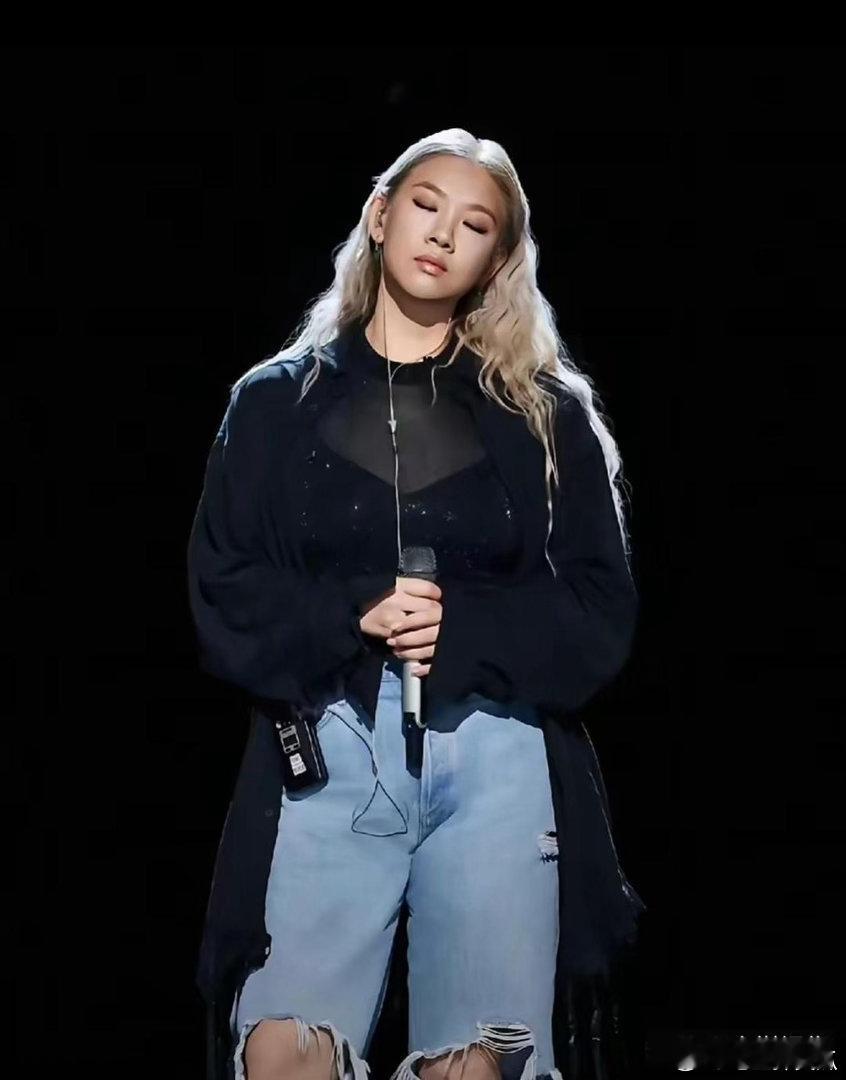 郑少秋的女儿郑欣宜，瘦成一道闪电了。