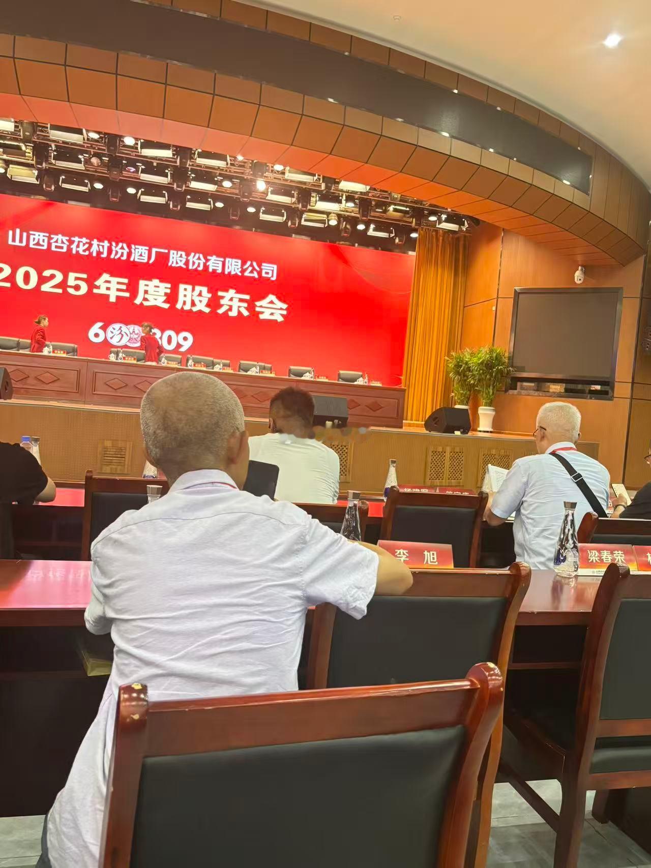 要不怎么说“老登股”呢？