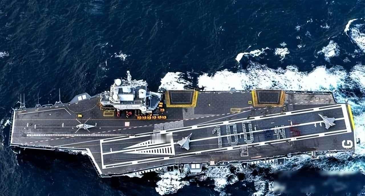 辽宁舰已服役多年，山东福建两舰紧随其后，第四艘航母却迟迟没露真容；有人猜它藏在船