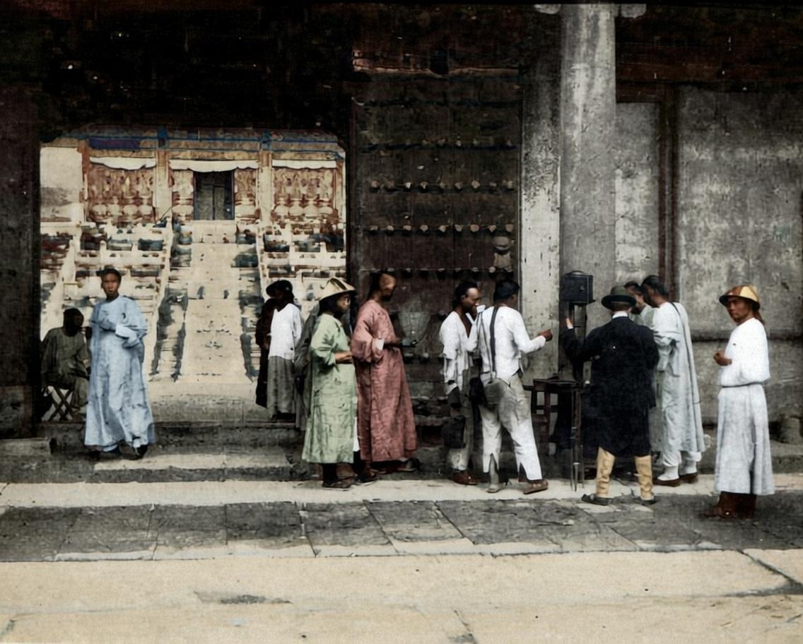 1900年，八国联军攻入北京，慈禧太后携光绪帝仓皇逃往西安，紫禁城被联军占领。皇