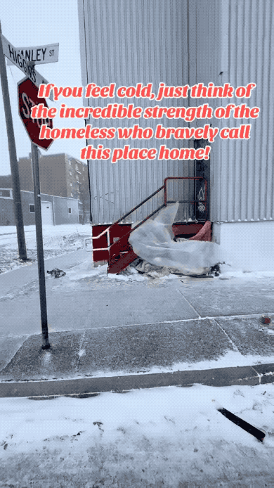 实拍美国西雅图雪地流浪汉：是死是活你们自己看！这是美国网友在西雅图街头拍摄到的最